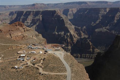 1 dies, 8 others seriously hurt in tour bus rollover at Grand Canyon West
